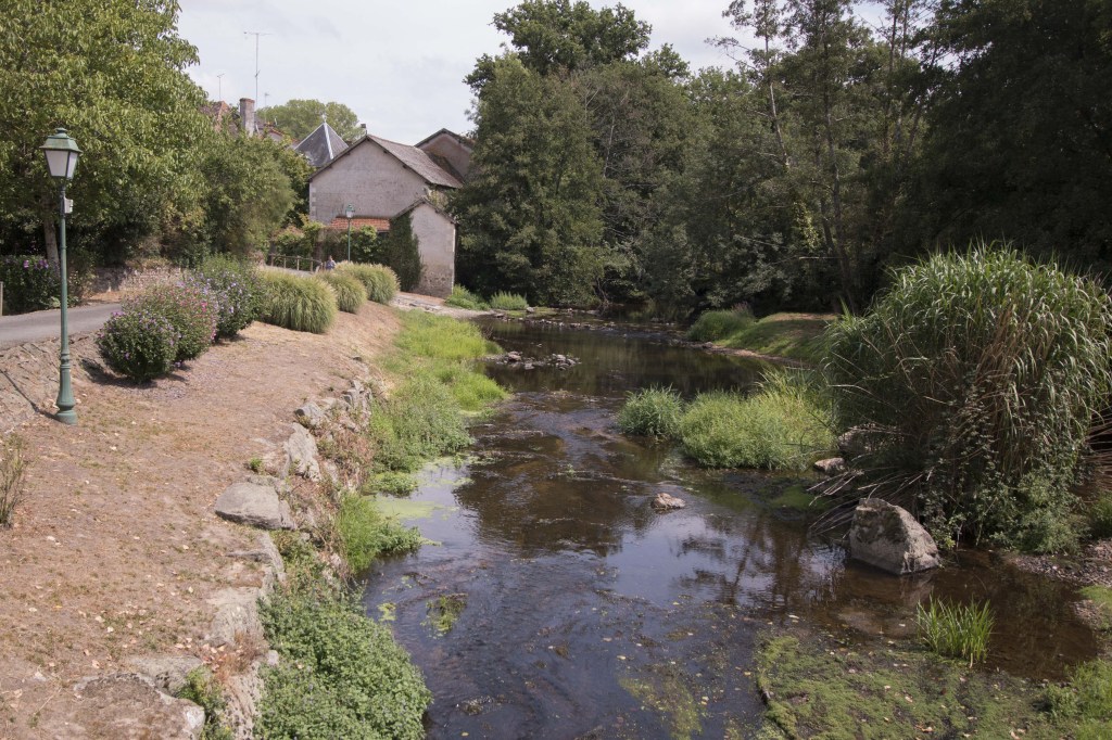 Quand on a découvert la cour du moulin de Thollet